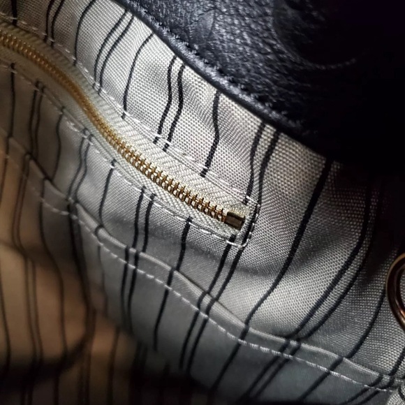 Louis Vuitton Black Monogram
Empreinte Leather Artsy MM Hobo - Picture 14 of 16